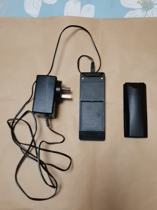 爱立信原装充电器一套+电池,