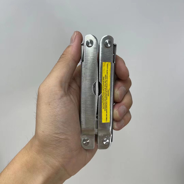 大厂做的2CR钢制的可折叠多功能钳子. 史...
