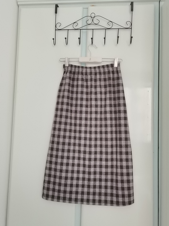 一步裙，灯芯绒面料比较厚实，冬天穿很舒服，