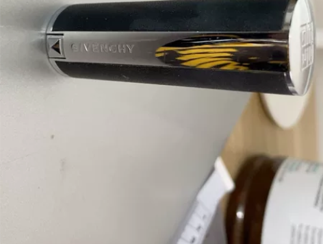 纪梵希小羊皮口红 在线下丝芙兰买的  色号...