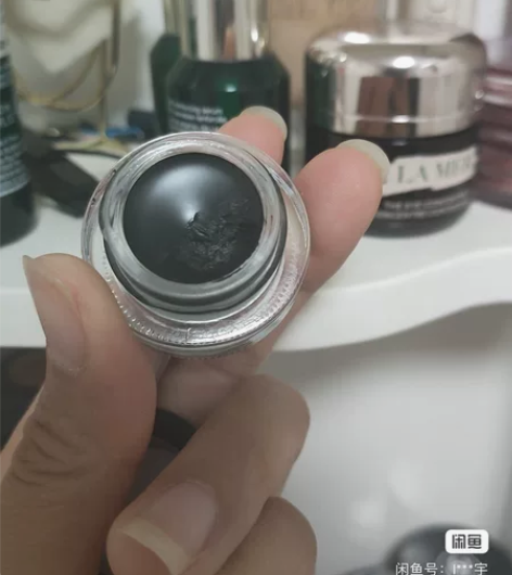 Mac眼影膏,九成新,专柜购入 感兴趣的话...