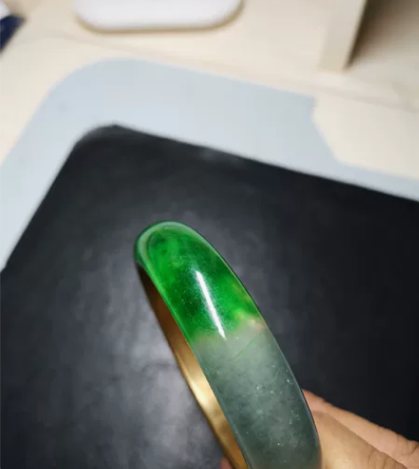 古董翡翠手镯,年代比较久远,鎏金工艺,内刻...