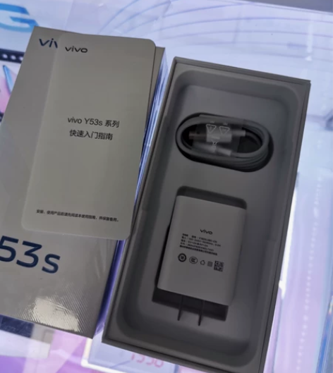 vivo y53s店里老客户新买手机,充电...