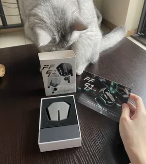 出自用电竞蓝牙耳机,吃鸡无延迟听声辨位,这...