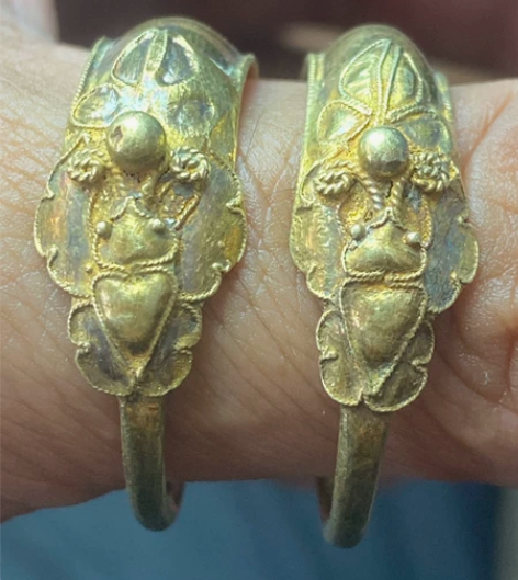 老银鎏金大耳环,工艺精致,里面有款完整18...