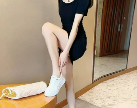 法式高级感黑色褶皱连衣裙女夏季赫本风小黑裙...