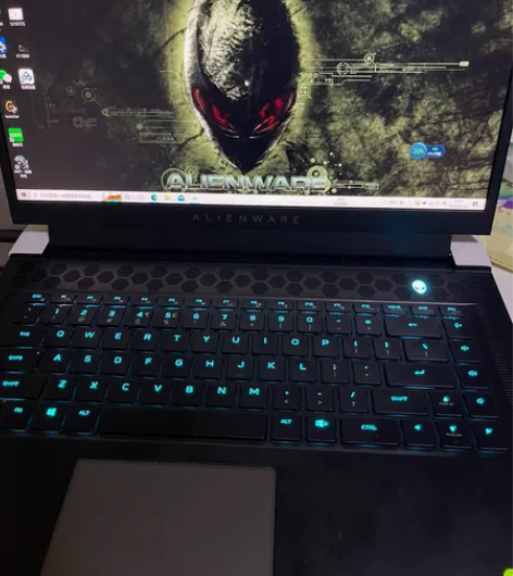 出台外星人x15R1 99新。四月份买的...
