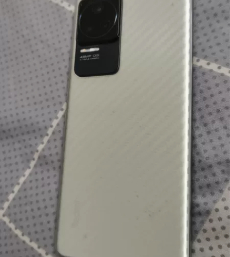 红米k50，2k分辨率三星屏幕，左上角有个...