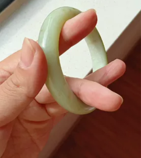 出闲置啦!,很有特色的一款岫玉手镯,飘点小...