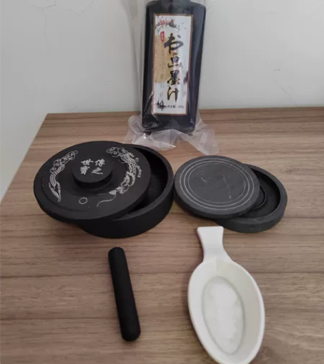 文房四宝:两个砚台(一大一小)+250ml...