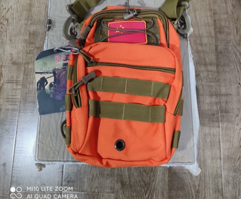 城市猎人战术包。颜色靓丽。一次没用过，标牌...