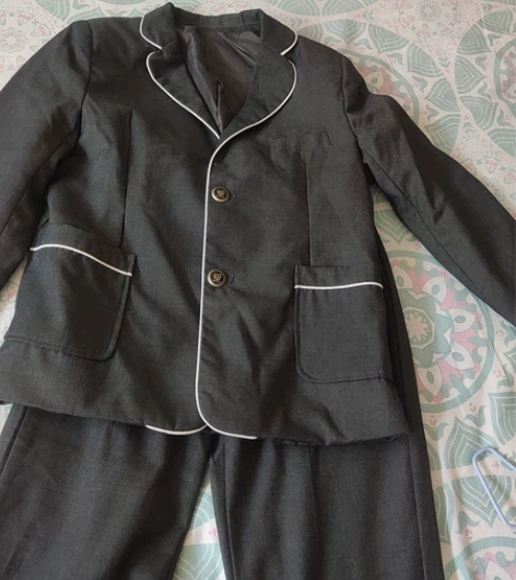 学校校服穿了两次 基本全新 可以当演出服...