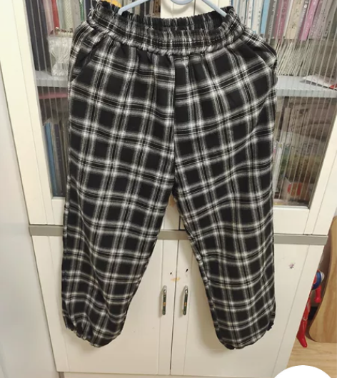 松紧腰盒格子女裤，裤脚松紧的，里面加绒的。...