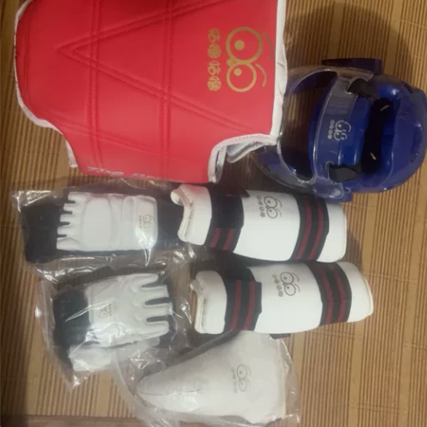 跆拳道护具,小朋友不想学了,护具还是新的。...
