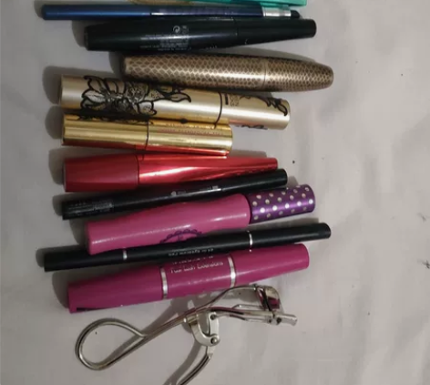 彩妆,有睫毛膏,眼线笔 感兴趣的话点“我想...