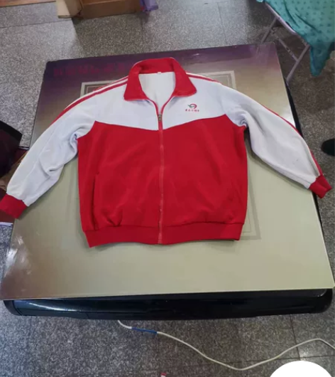 初中的校服，现在上大学了不需要了，要的拿走...