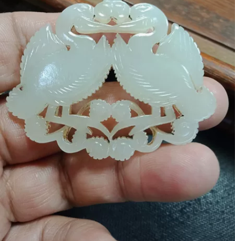 和田玉清代玉雕拉丝小挂件，雕刻精美玉质油润...