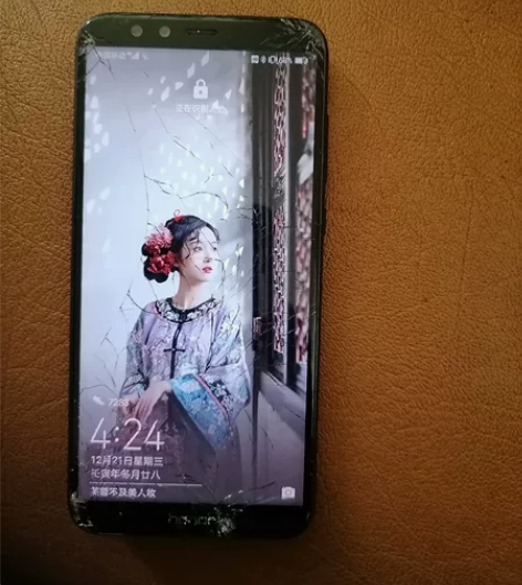 荣耀九青春版,3g+32g 因手滑就成这样...