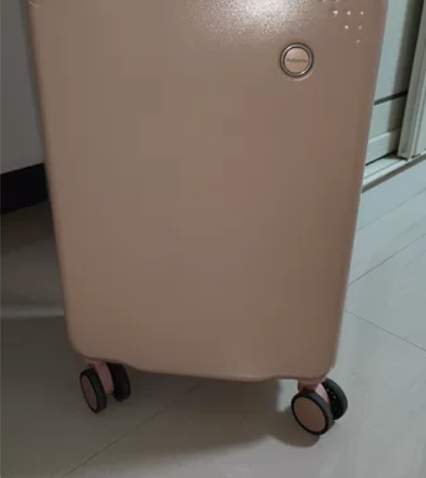 锐承行李箱,左上角有明显磕碰痕迹,不嫌弃的...