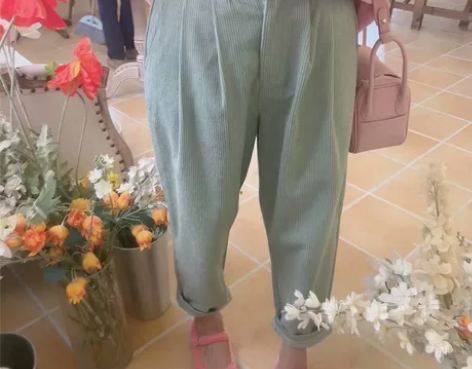 薄荷绿灯芯绒条纹休闲裤 感兴趣的话点“我想...