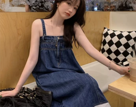 杨杨一字肩牛仔吊带裙女夏2022新款休闲背...