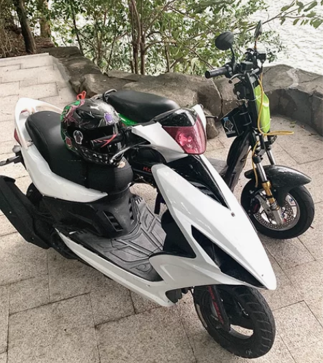 出精品飞鹰踏板摩托车全车刚换的白色车壳前脸...