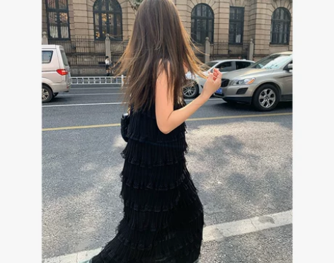 落落狷介秋冬吊带连衣裙女2022年新款设计...
