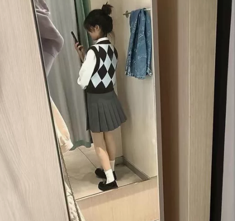 百褶裙～ 有黑色白色灰色感兴趣的话点“我想...