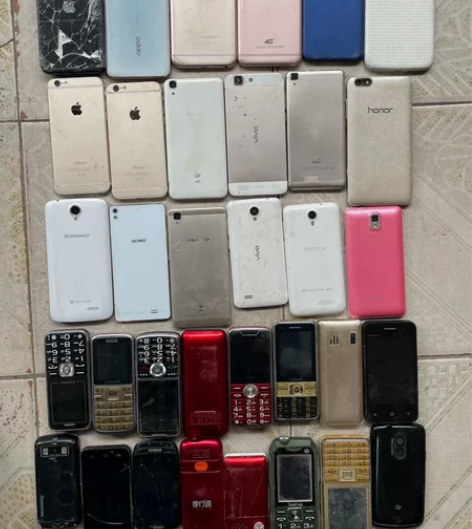 废旧手机一堆烂的苹果手机。oppo   华...