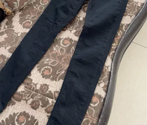 平腰黑色牛仔裤,平铺腰围约72,长约88,...
