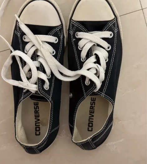 匡威经典款纯黑低帮鞋 保证正品都是实体店买...