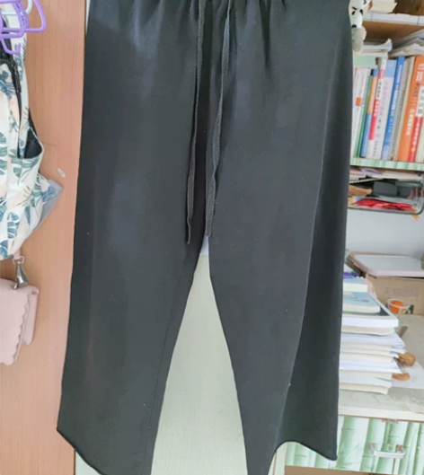 黑色休闲裤。裤腿宽，有点阔腿。料子穿着很舒...
