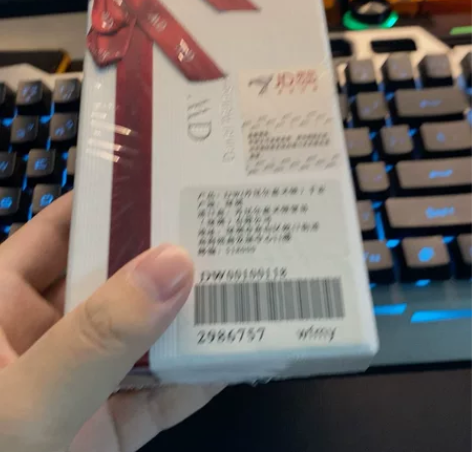 DW手表京东包装，款式多样。它是全新的和未...