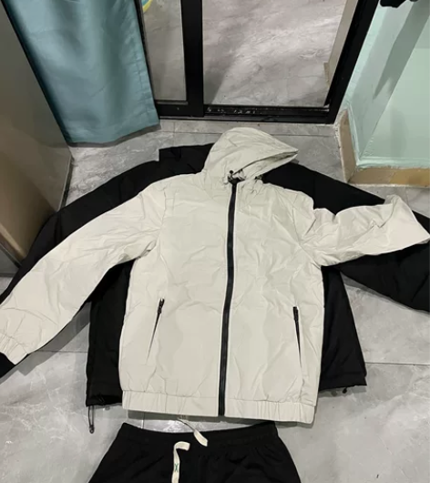 白色男士,羽绒服工厂拿回来的就穿过一次很干...