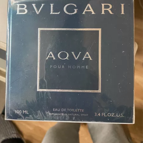 生日的时候闺蜜送的香水，100ml。 闲置...