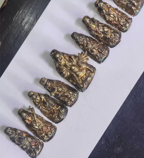 老物件：小孩老花帽上拆下来的老银饰一组，工...