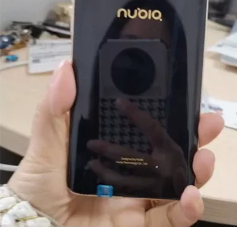 黑色的,努比亚手机仅剩一部,对颜值要求高的...