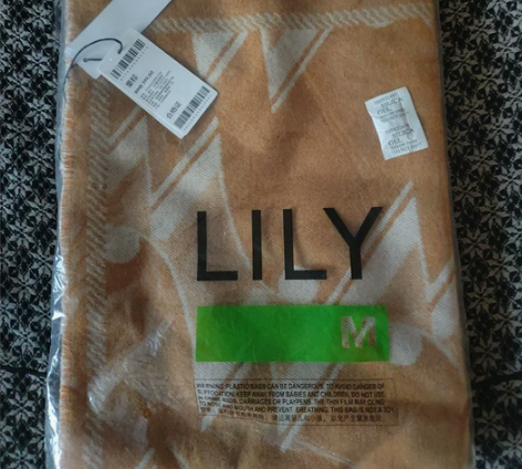 LILY围巾 栗棕色  全新未拆封 带吊牌...