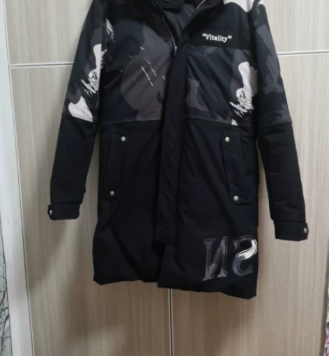 男士羽绒服实体店七百多买的，长肉了穿小了适...