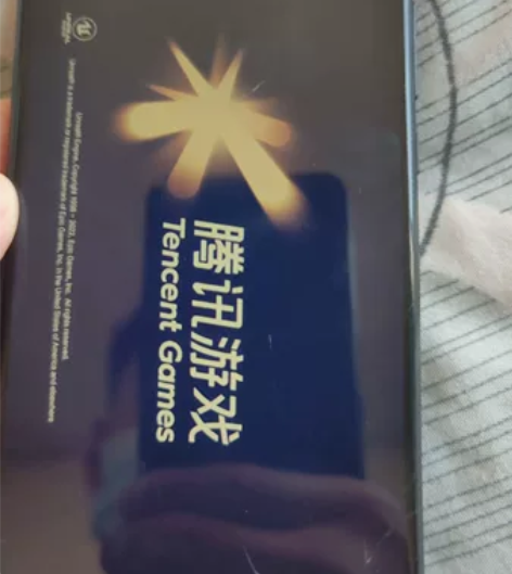荣耀8x 4+64 外屏裂 成色自己看全网...