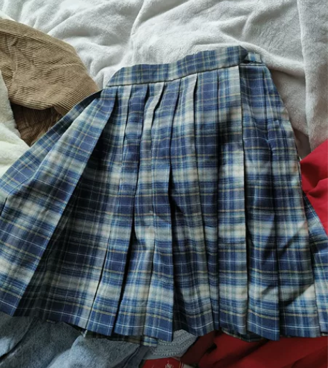 中牌服饰jk群10出,穿过一次 感兴趣的话...