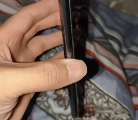 k40 12+256 墨宇配色 后盖有一条...