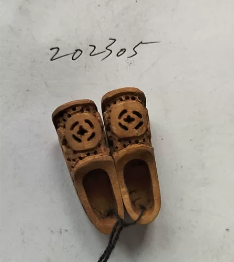一线收来的一对清代老黄木雕小花鞋，纯手工雕...