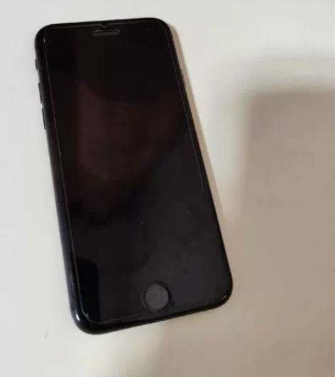 苹果8。64g。更换过屏幕，电池百分百。其...