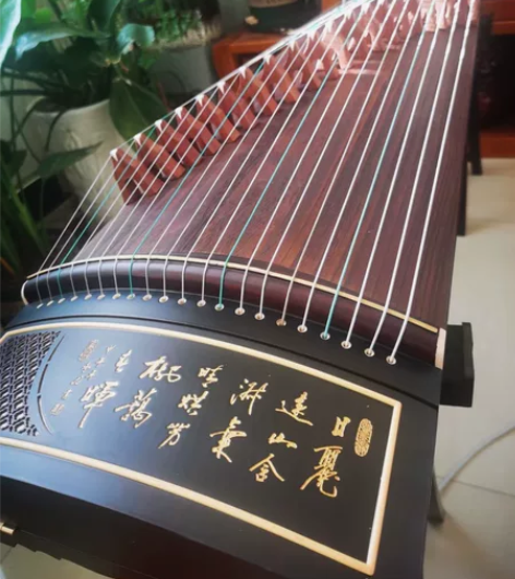 古筝买来弹过两次，新手没时间去学，拍了两组...