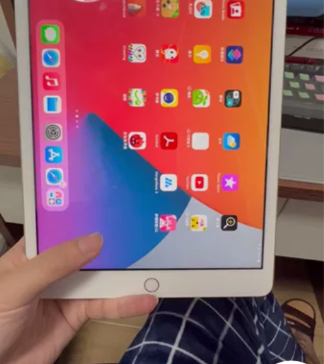 自用ipad8 32G 银色 国航,电池充...