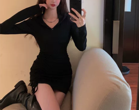 半开领连帽连衣裙女收腰显瘦抽绳褶皱包臀裙早...