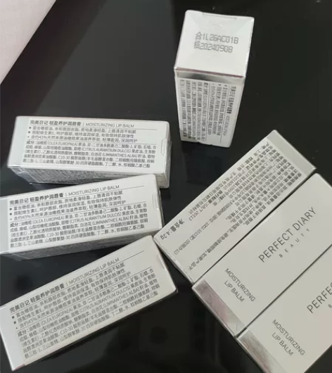 全新未拆封,正品。完美日记润唇膏轻盈养护润...