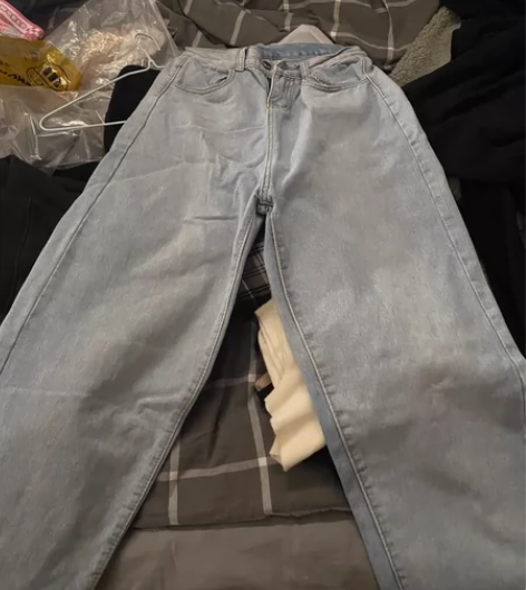 牛仔裤，蓝色的宽松可穿到100左右，黑色的...