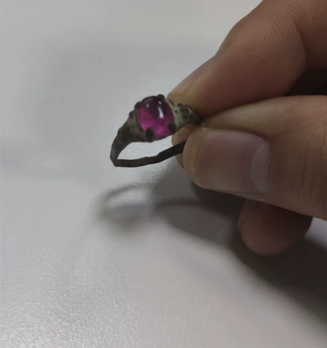 古董戒指。地里捡的。不清楚年代,材质也不知...